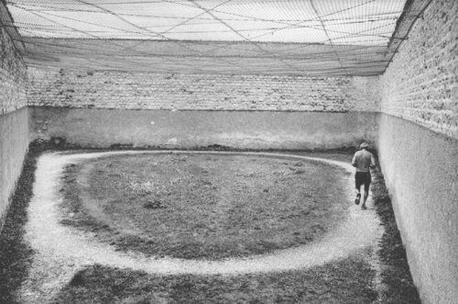 Une cour de Clairvaux, 1998 © Raymond Depardon Une cour de Clairvaux, 1998 © Raymond Depardon